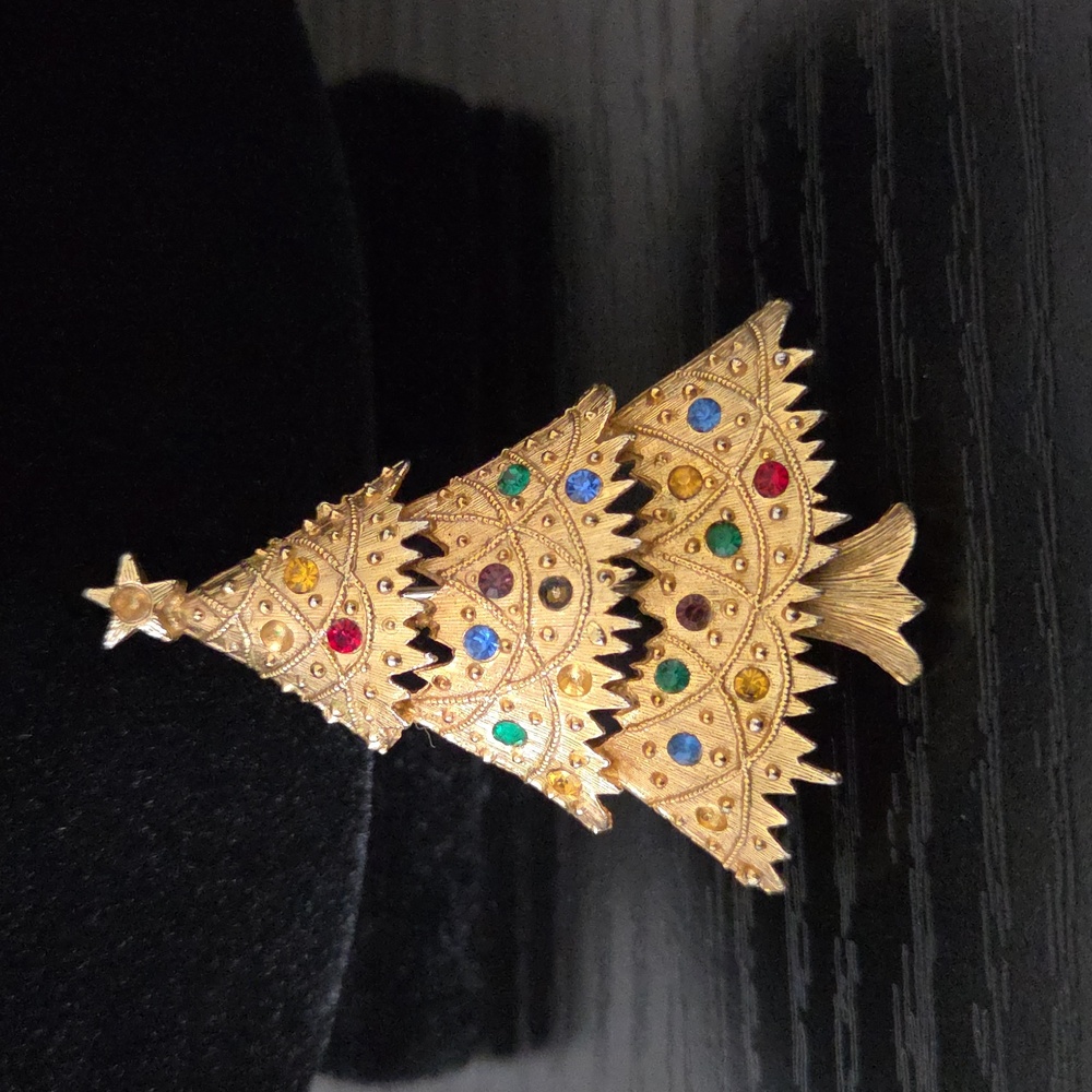 VINTAGE J.J JONETTE Christmas Tree Brooch Pin Signed Gold Tone Rhinestones Star